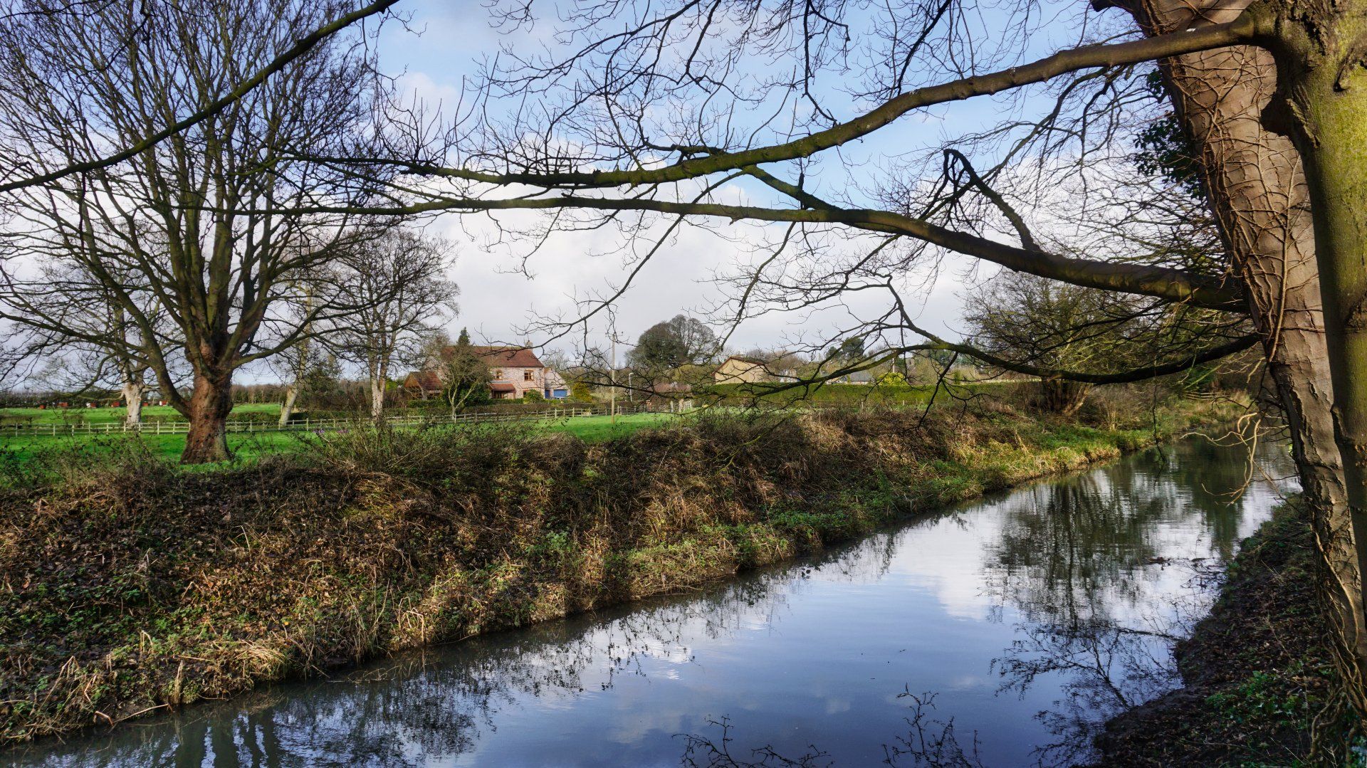 Photo of Louth Canal by Derek Smith louth canal side view