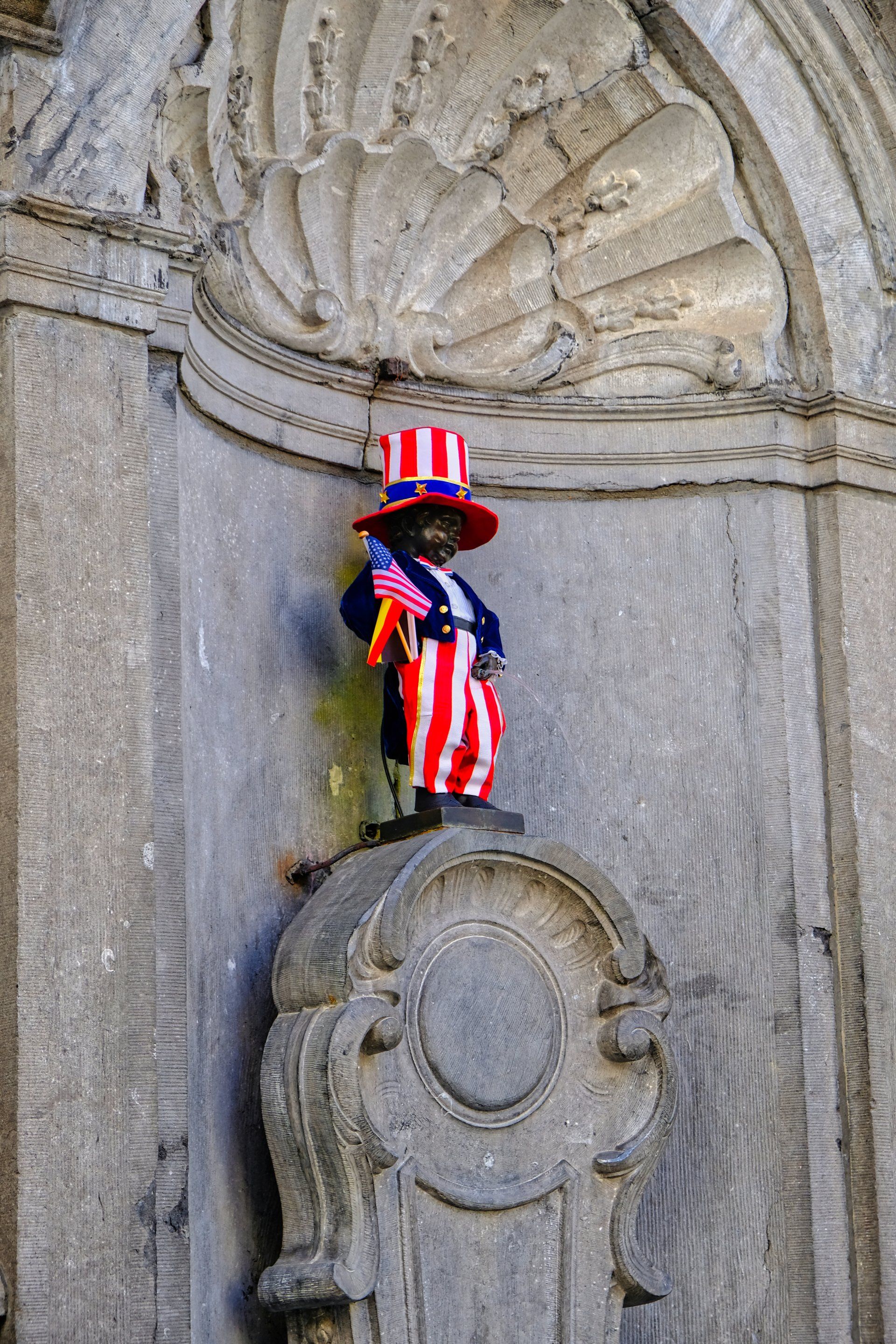 the famous mannequin pis fountain in brussels