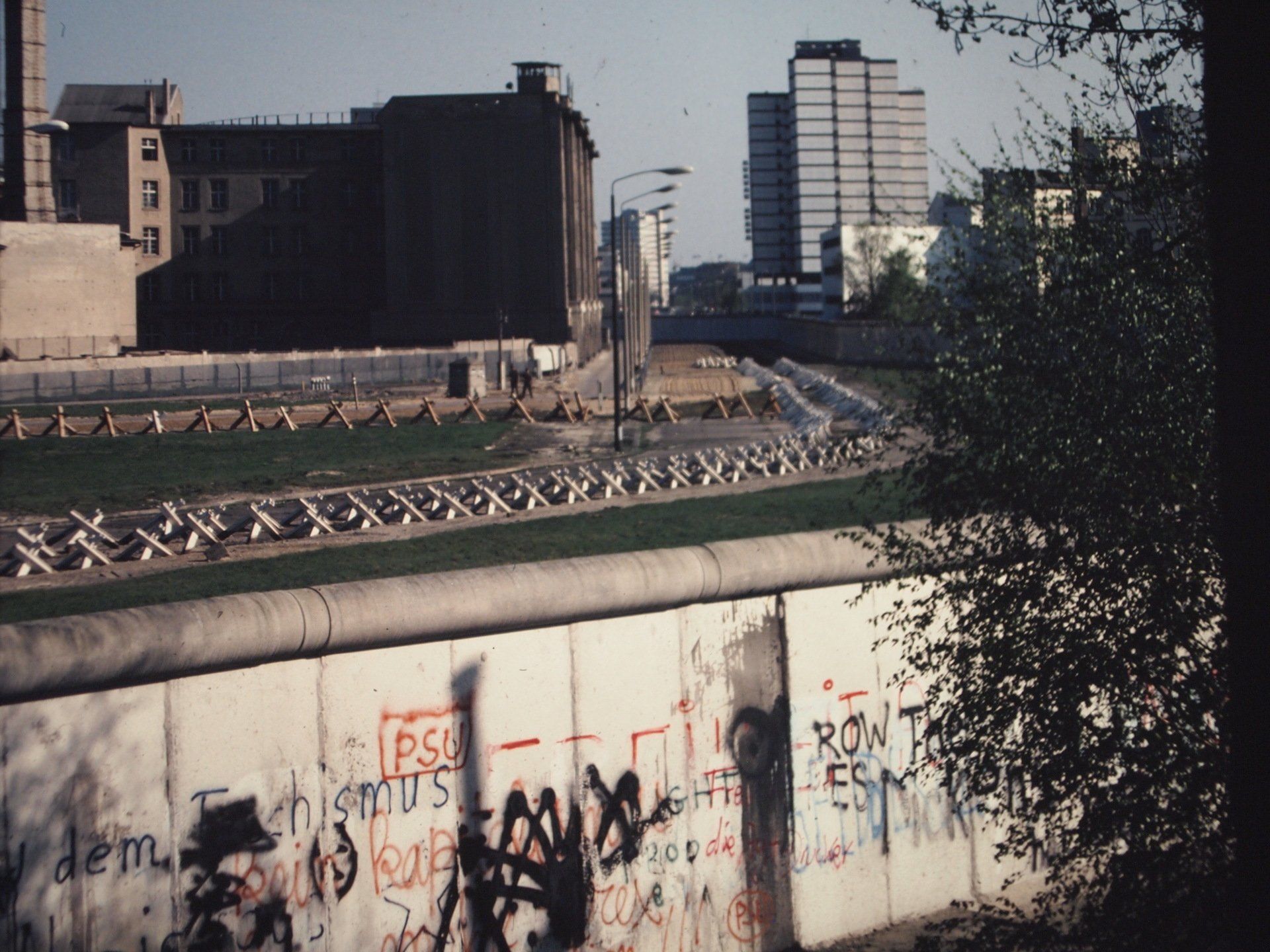 Photo by: Derek Smith the berlin wall 1981