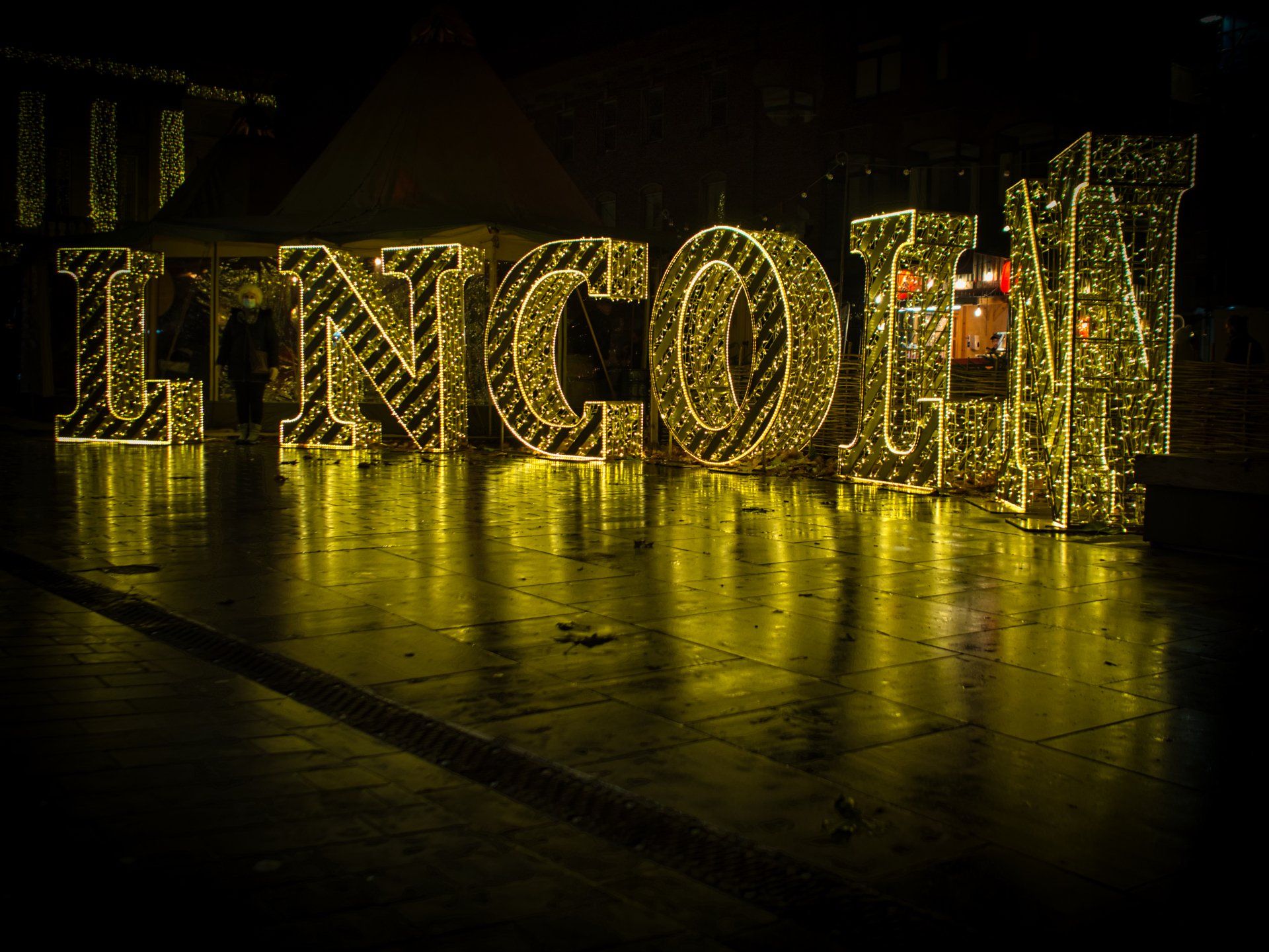 an illuminated lincoln sign at night