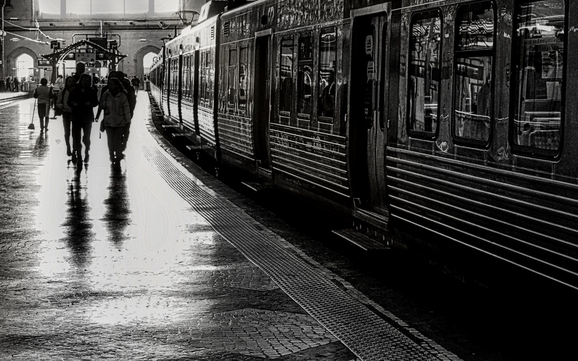 a view of the platform on lisbon railway station