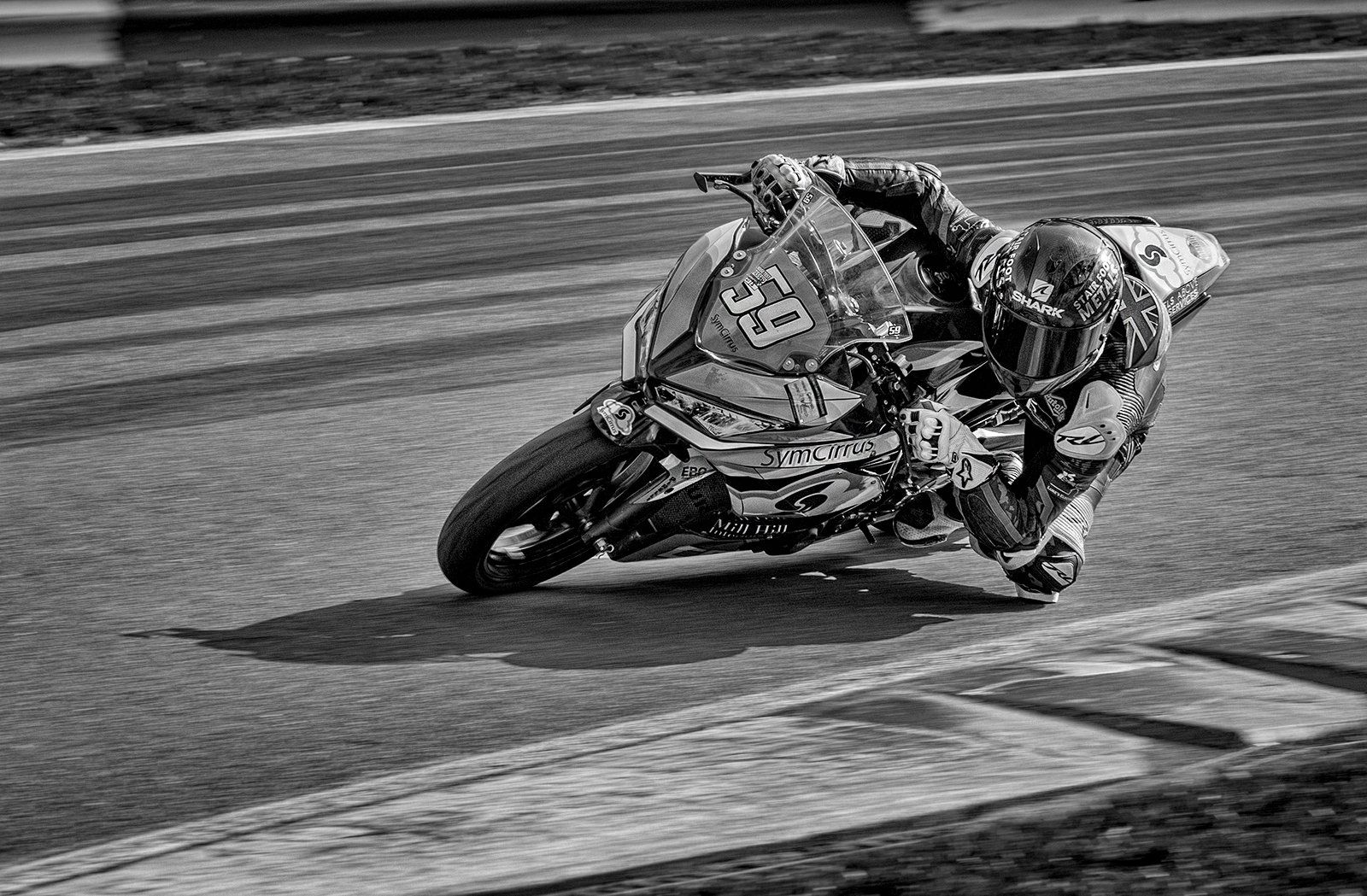 a racing motorbike at cadwell park