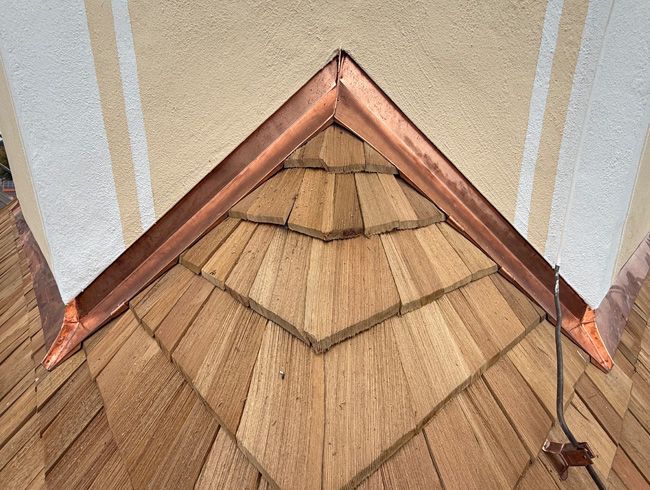 Beste Handwerkskunst: Kupfereinfassung für den Kirchturmdachstuhl