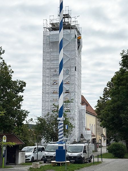 Michael Repert saniert den Kirchtum von St. Nikolaus in Egling-Deining tatkräftig mit