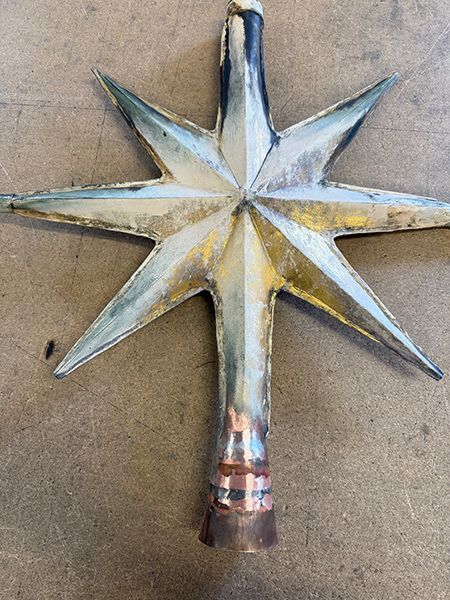 Der neuen Kirchturmspitzen-Stern von St. Nikolaus von der Spenglerei Repert
