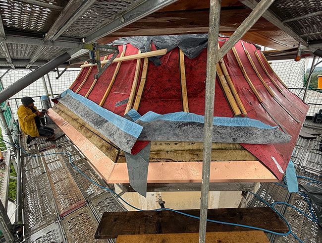 Neuer Dachstuhl mit Kupfereinfassung für den Kirchturm von St. Nikolaus in Egling-Deining von der Spenglerei Repert