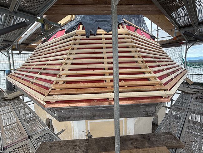 Neuer Dachstuhl mit Kupfereinfassung für den Kirchturm von St. Nikolaus in Egling-Deining von der Spenglerei Repert