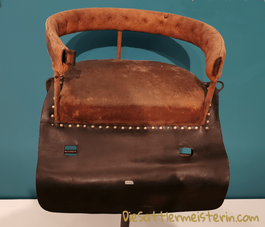 Falknerin Sattel, Seit-Sitz. Foto: Marie Luise Riedler Falknerin Sattel, Seit-Sitz. Foto: Marie Luise Riedler