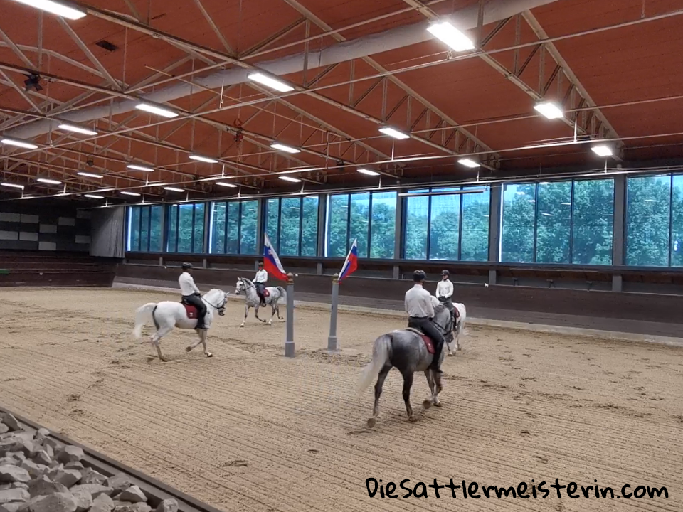 Die Schulquadrille von Lipica. Foto: August Aust Die Schulquadrille von Lipica. Foto: August Aust