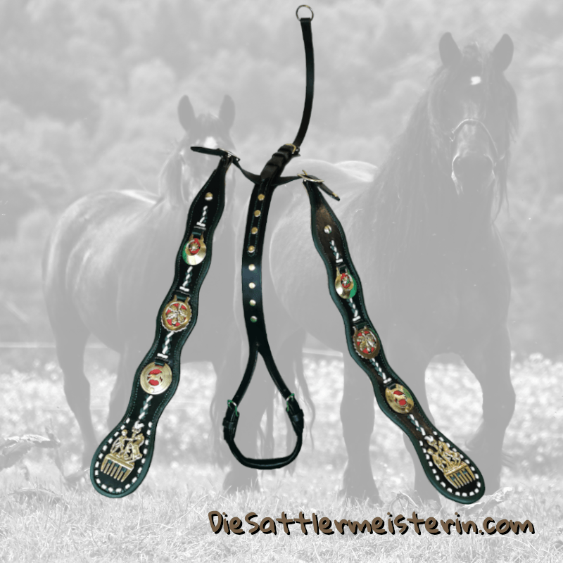 Zweispänner Stranghalter mit Schweifriemen für Prunkkummetgeschirr. Zweispänner Stranghalter mit Schweifriemen für Prunkkummetgeschirr.