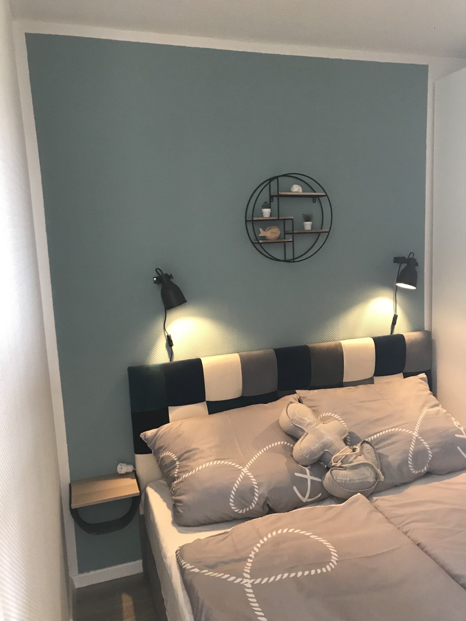 Schlafbereich/Koje mit Boxspringbett und variabler Trennwand sowie Kleiderschrank mit Spiegel Schlafbereich/Koje mit Boxspringbett und variabler Trennwand sowie Kleiderschrank mit Spiegel