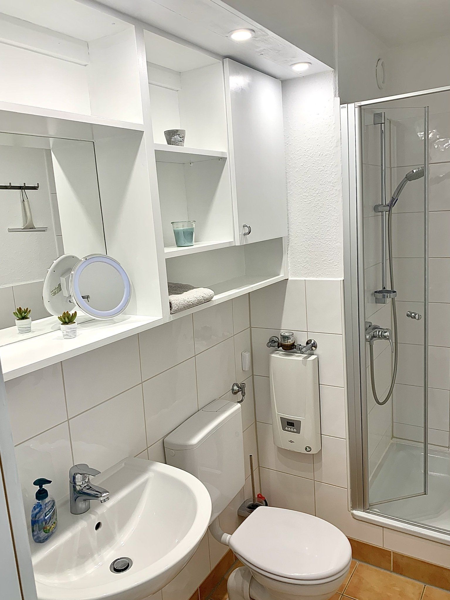 Bad mit Dusche, WC, Fön, Glas-Duschabtrennung und Kosmetikspiegel Bad mit Dusche, WC, Fön, Glas-Duschabtrennung und Kosmetikspiegel