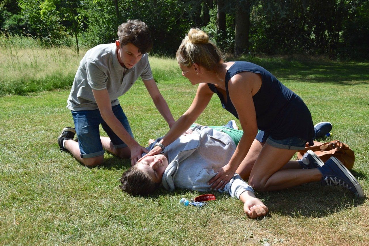 Laienreanimation, Situation imPark, ansprechen,