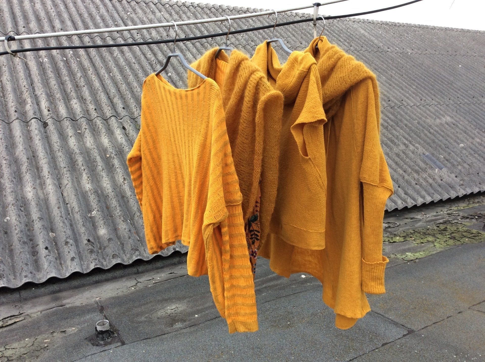 Handgefertigte Mode, nachhaltige Wolle, Mode aus kbT, GOTS-zertifizierte Wolle, Modeatelier Tübingen