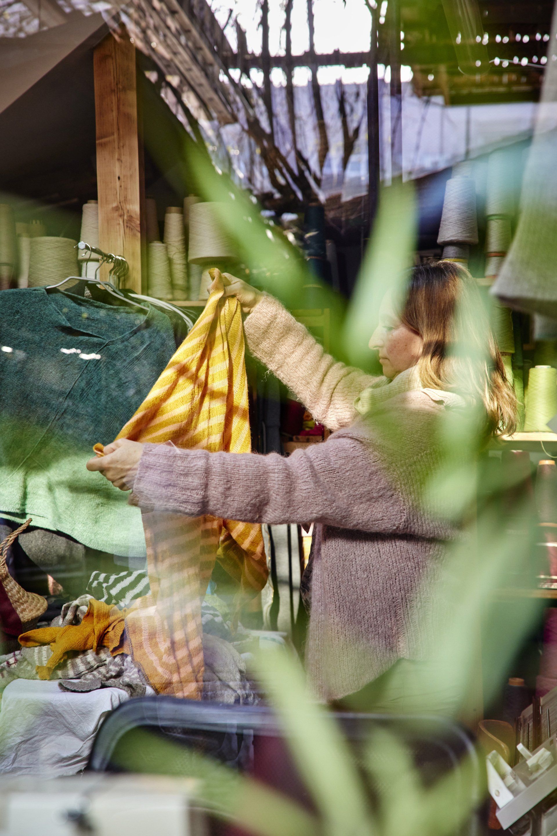 Handgefertigte Mode, nachhaltige Wolle, Mode aus kbT, GOTS-zertifizierte Wolle, Modeatelier Tübingen