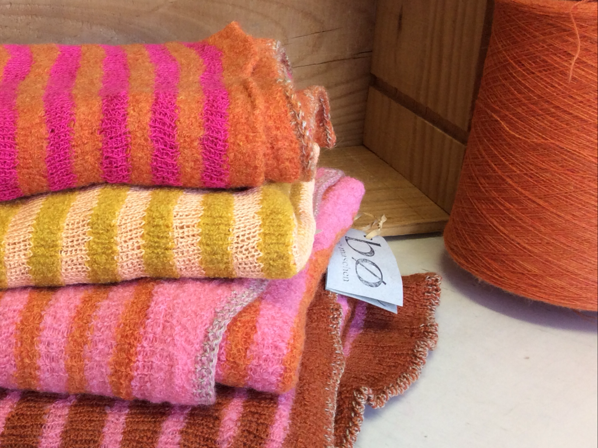 Handgefertigte Mode, nachhaltige Wolle, Mode aus kbT, GOTS-zertifizierte Wolle, Modeatelier Tübingen