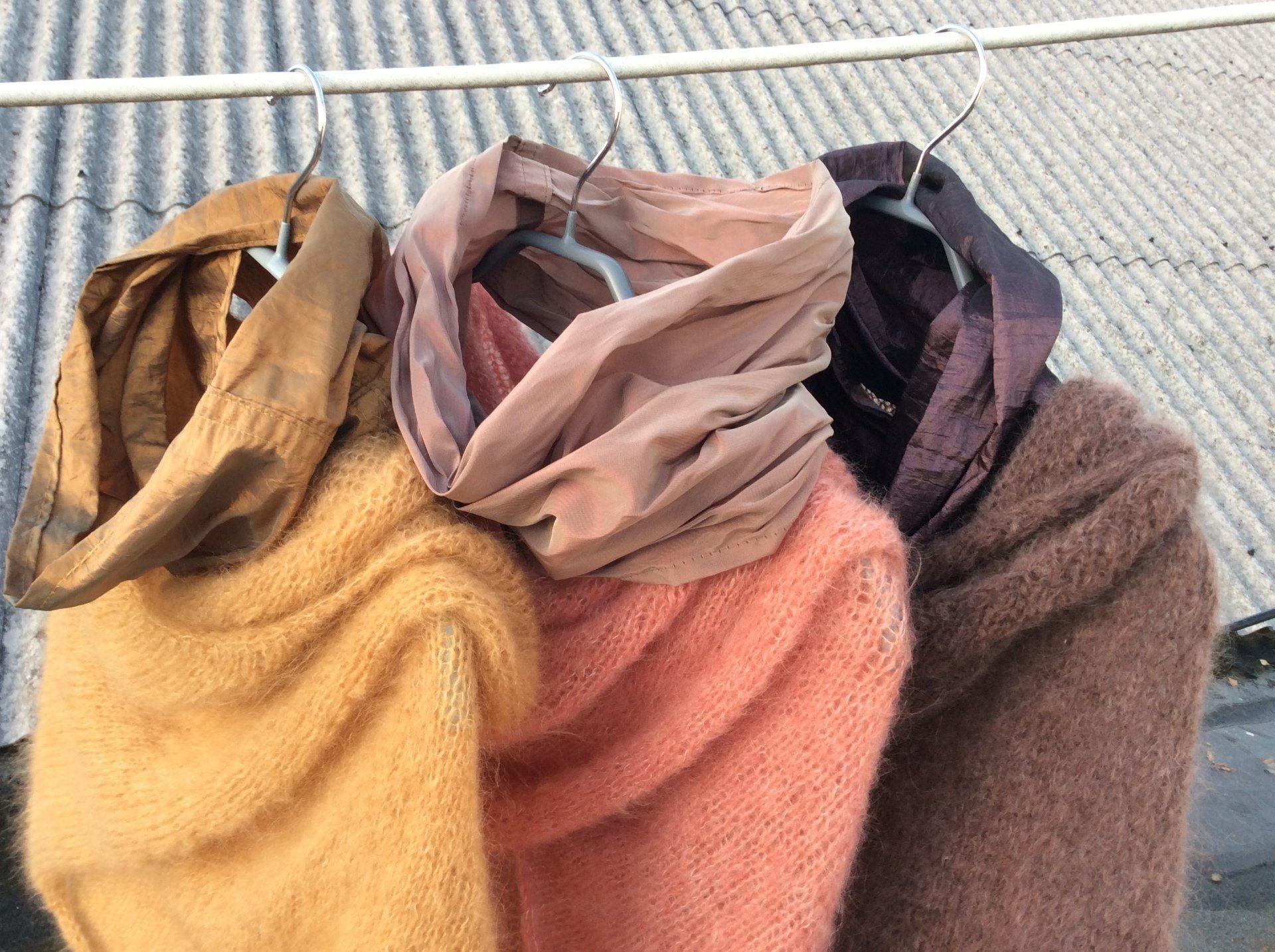 Handgefertigte Mode, nachhaltige Wolle, Mode aus kbT, GOTS-zertifizierte Wolle, Modeatelier Tübingen