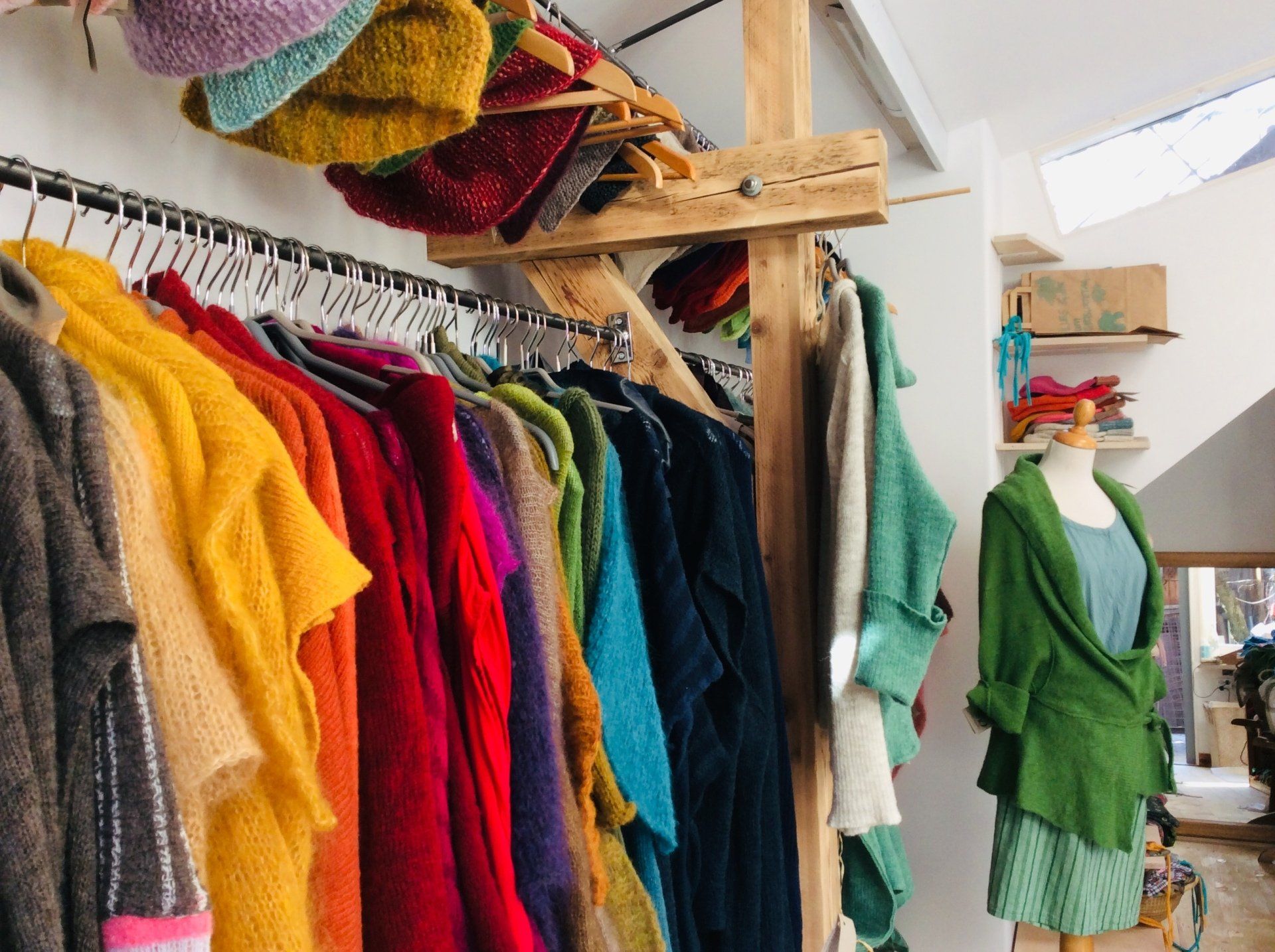 Handgefertigte Mode, nachhaltige Wolle, Mode aus kbT, GOTS-zertifizierte Wolle, Modeatelier Tübingen