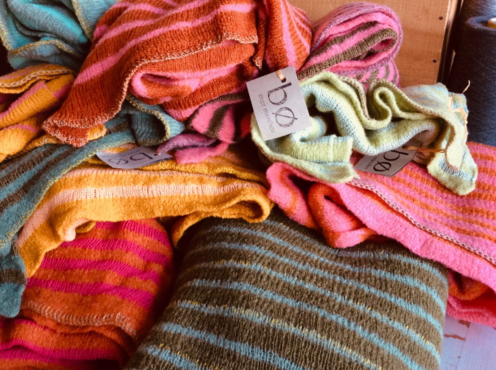 Handgefertigte Mode, nachhaltige Wolle, Mode aus kbT, GOTS-zertifizierte Wolle, Modeatelier Tübingen