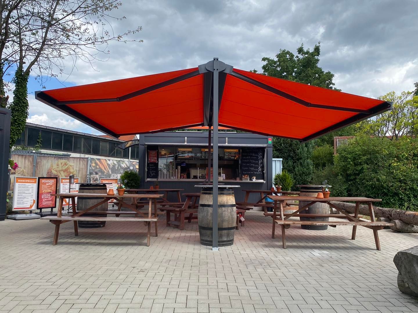 Blick über die Sitzgelegenheiten um Imbiss