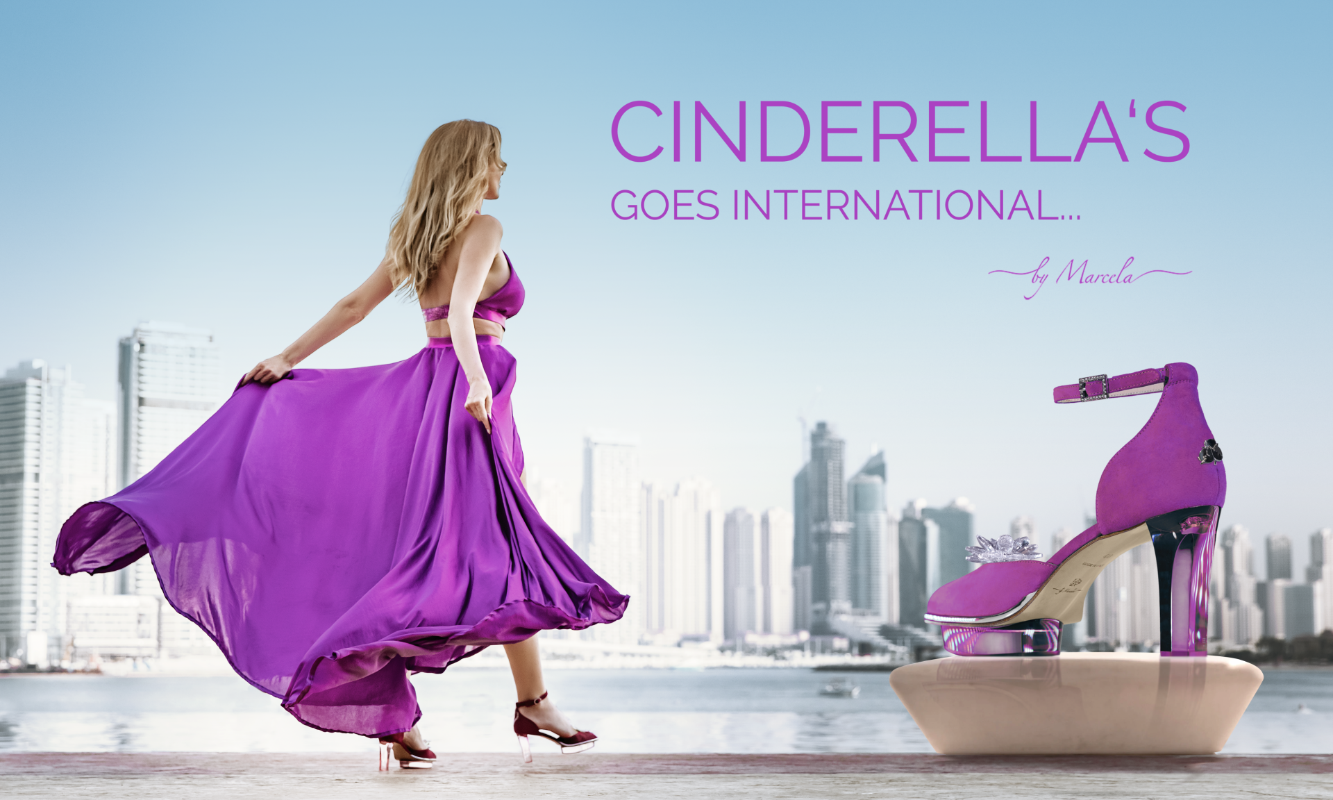 Rosa pink Cinderella Dirndl Schuhe für Oktoberfest mit transparentem high heel namens Magentas und blaues Dirndl von Astrid Söll
