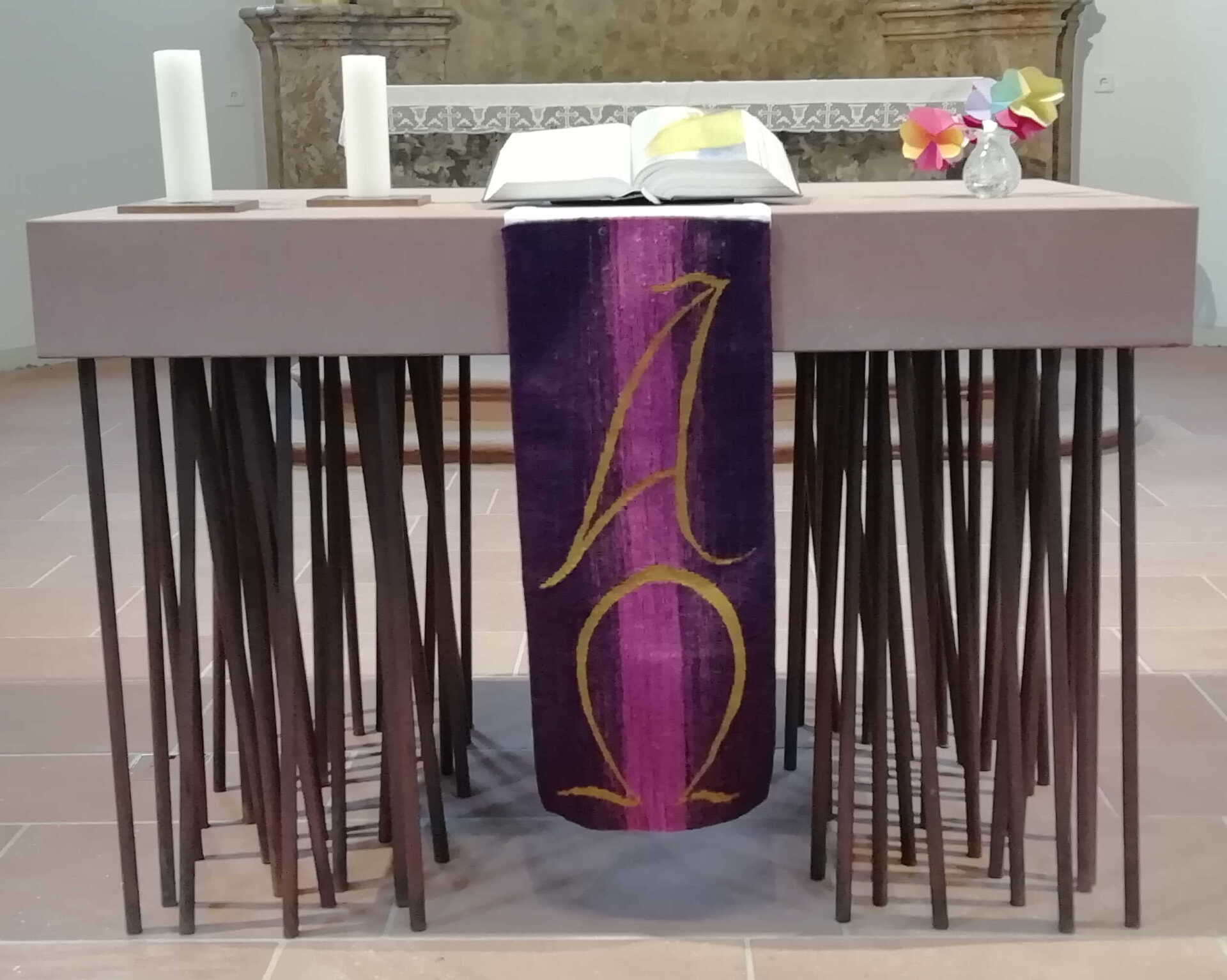 violettes Parament am Altar