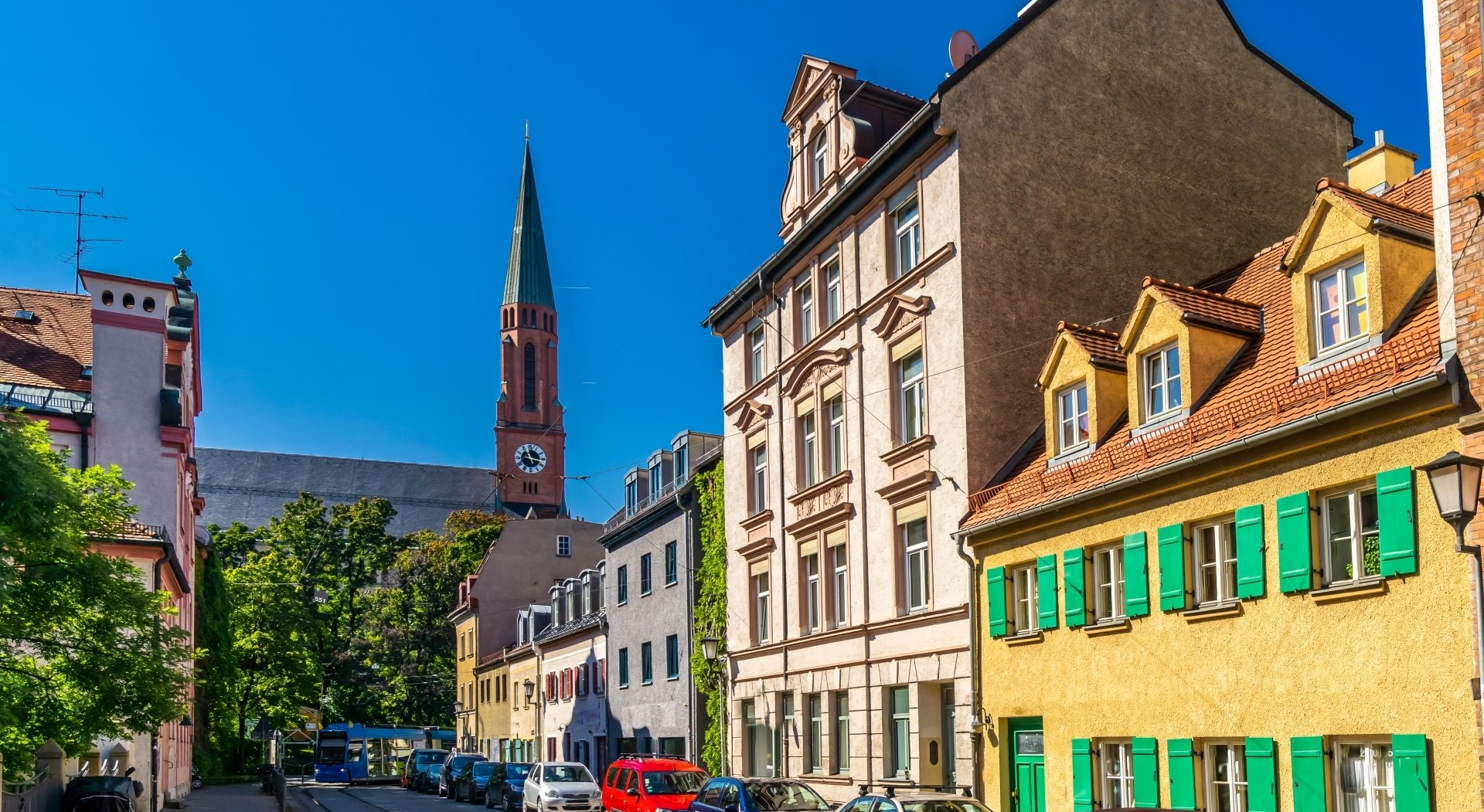 Historische Gebäude und die St. Joahann-Baptistische Kirche in Haidhausen, München. Historische Gebäude und die St. Joahann-Baptistische Kirche in Haidhausen, München.