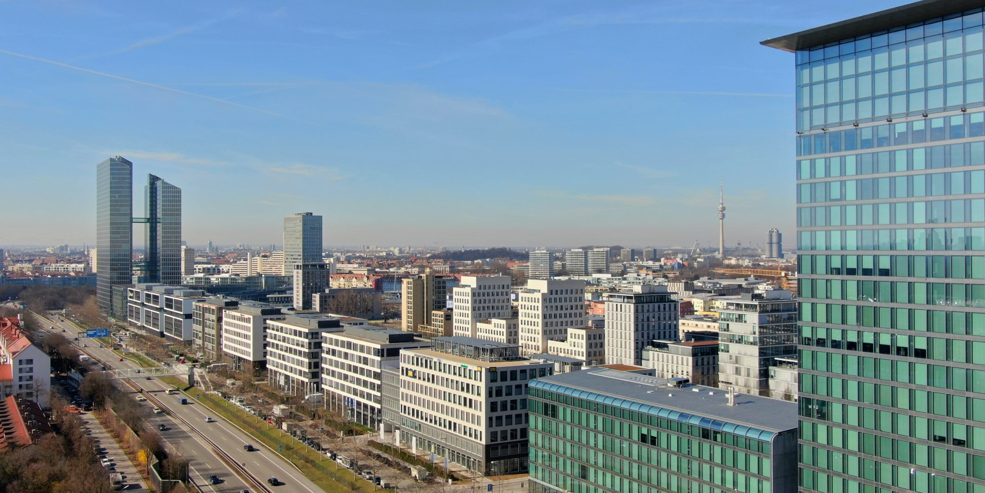 Blick auf das Gewerbegebiet in München Schwabing mit der Autobahn, die Pendler in die Stadt bringt Blick auf das Gewerbegebiet in München Schwabing mit der Autobahn, die Pendler in die Stadt bringt