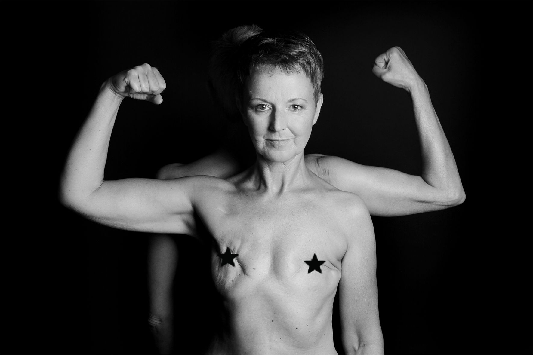 Frau nach Brustkrebserkrankung zeigt Stärke und Selbstbewusstsein beim schön & stark Fotoshooting von Franziska Günther