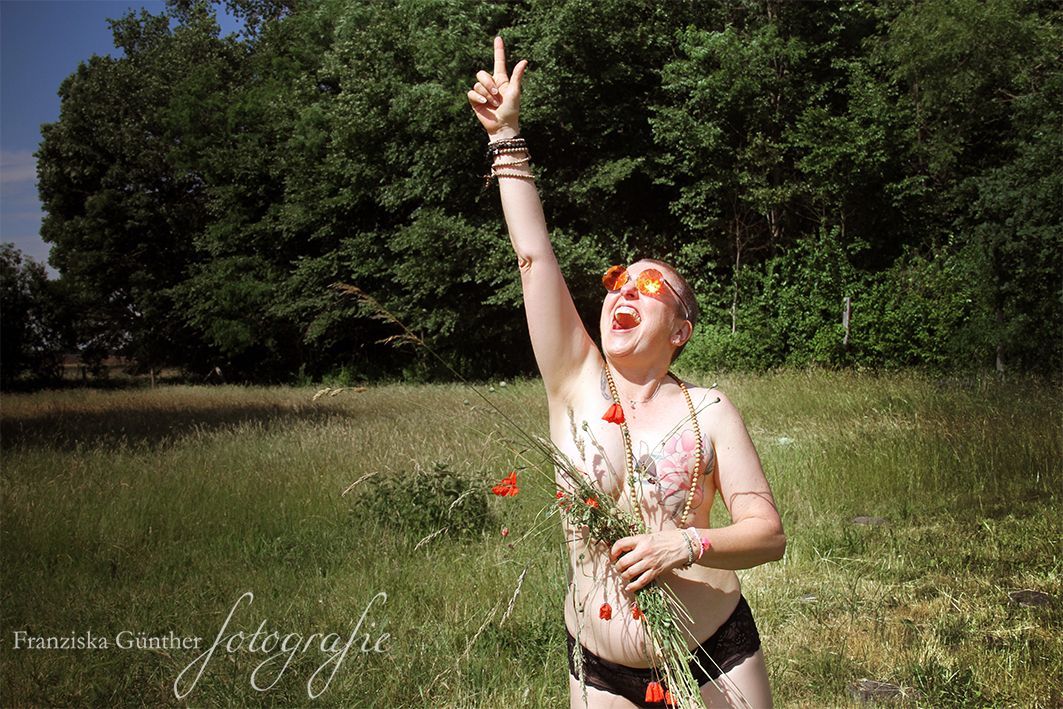 Frau beim schön & stark Fotoevent von Franziska Günther zeigt Lebensfreude nach Krebserkrankung