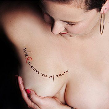 Detailaufnahme einer Frau nach Krebserkrankung mit Narbe - achtsame Fotografie von Franziska Günther