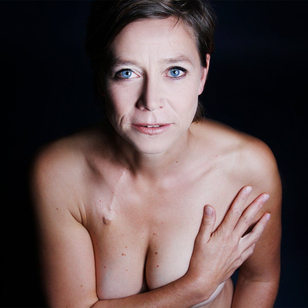 Porträt einer Frau nach Krebs - ruhige, intensive Fotografie beim schön & stark Shooting von Franziska Günther