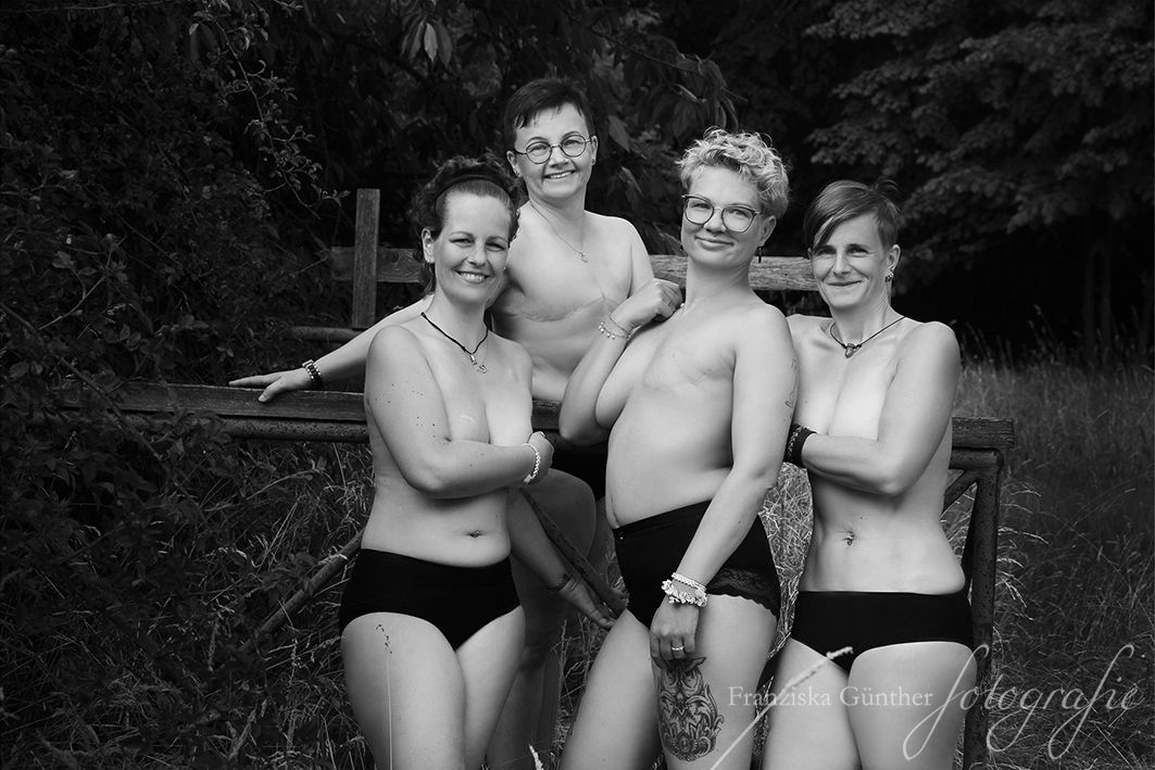Teilnehmerinnen des schön & stark Fotoevents von Franziska Günther zeigen ihre Stärke nach Krebs