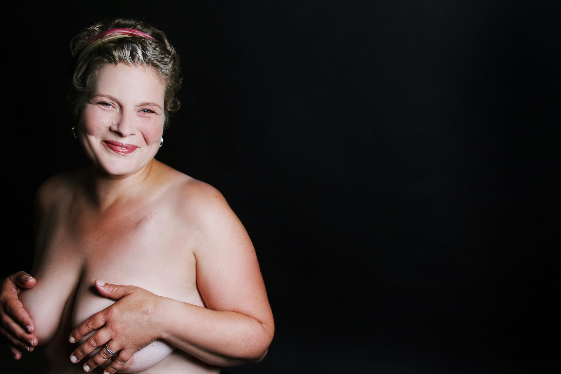 Frau nach Krebserkrankung zeigt Lebensfreude beim schön & stark Fotoshooting von Franziska Günther