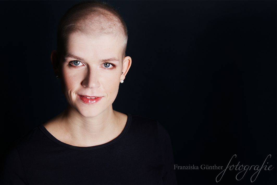 Porträt einer Frau nach Brustkrebs mit kurzen Haaren aus dem Projekt schön & stark - Frauen mit Krebs von Franziska Günther