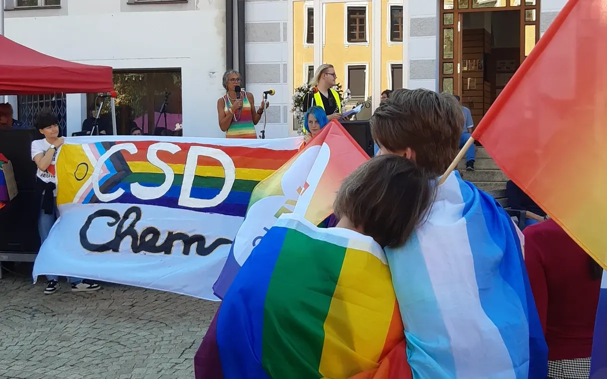Cham feiert den CSD 2024 mit Regenbogenfahnen und bunten Outfits.