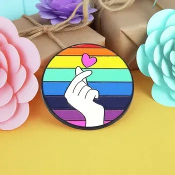 Pride Pin Hand mit Fingerherz 35mm Emaille Messing Pride Accessoire - Genderella Queer Shop