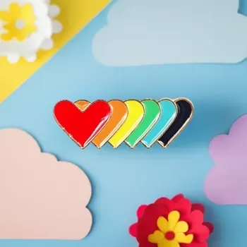 Pride Pin Rainbow Herzen 30x10mm Emaille Messing Pride Accessoire - Genderella Queer Shop