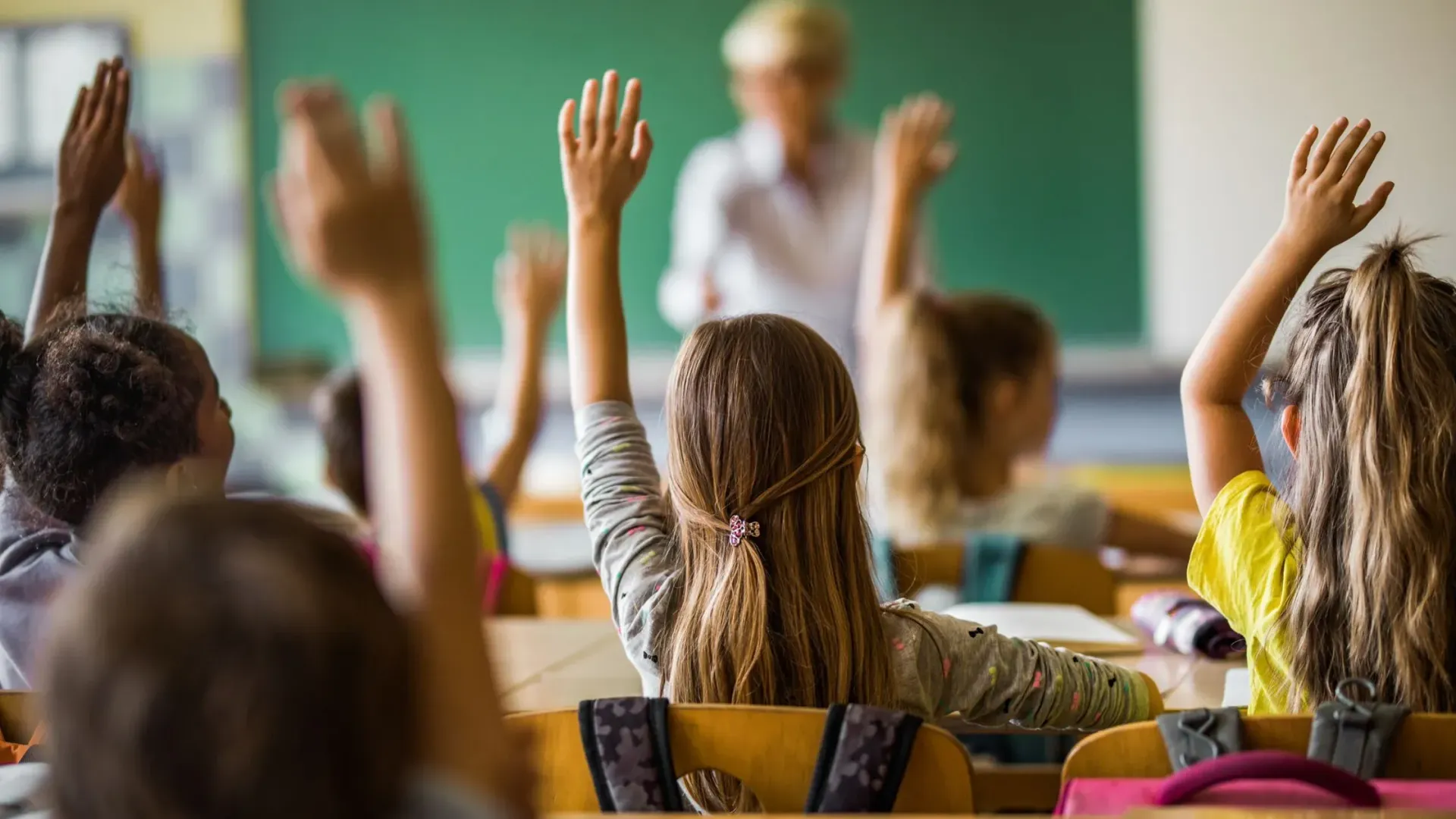 Aufzeigende Schüler im Unterricht Aufzeigende Schüler im Unterricht