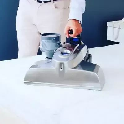 MattPro® Matratzenreinigungsmaschine entfernt effektiv Milben und Milbenkot aus Hotelmatratze