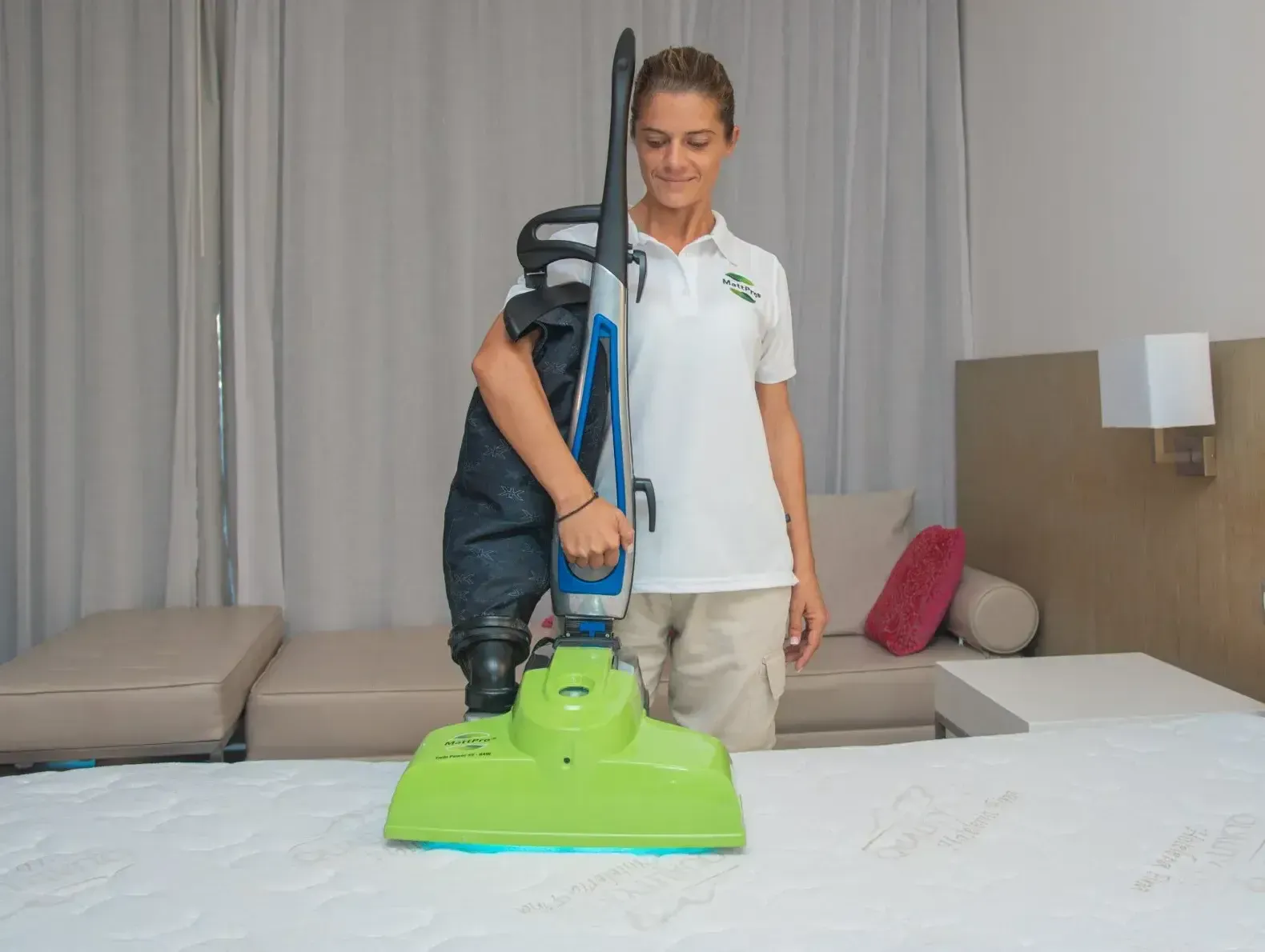 MattPro® Gerät bei der Arbeit: hygienische Tiefenreinigung für Matratzen in privaten und gewerblichen Räumen
