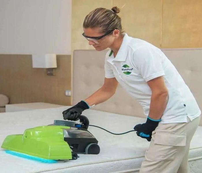 Tiefenreinigung mit UV-C Technologie - entfernt Staubmilben, Bakterien aus Hotelmatratzen