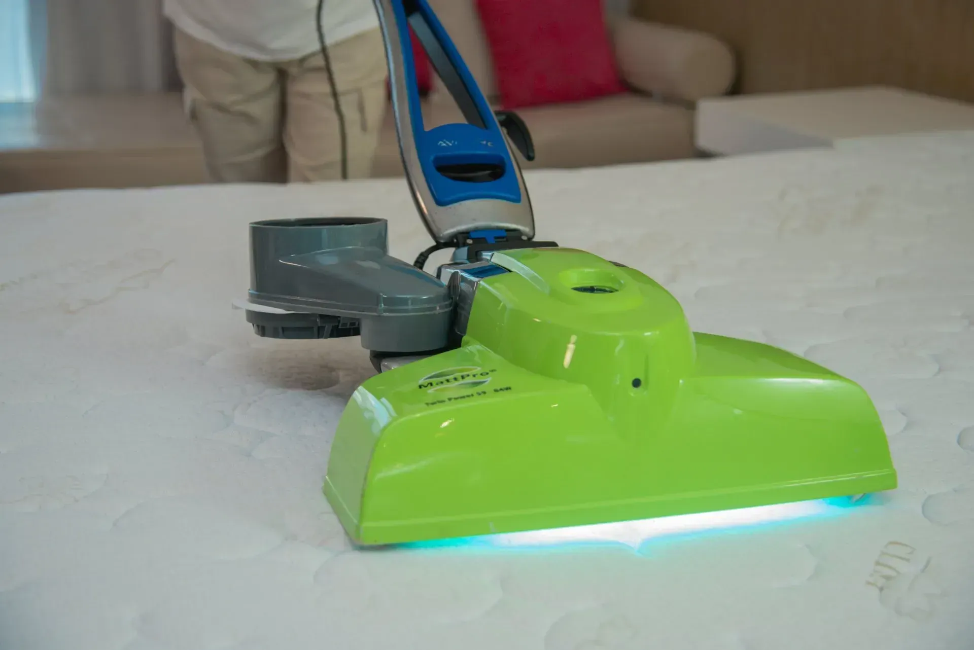 die perfekte Matratzenreinigung. Anwendung der patentierten MattPro® Technologie zur hygienischen Matratzenpflege in Hotels