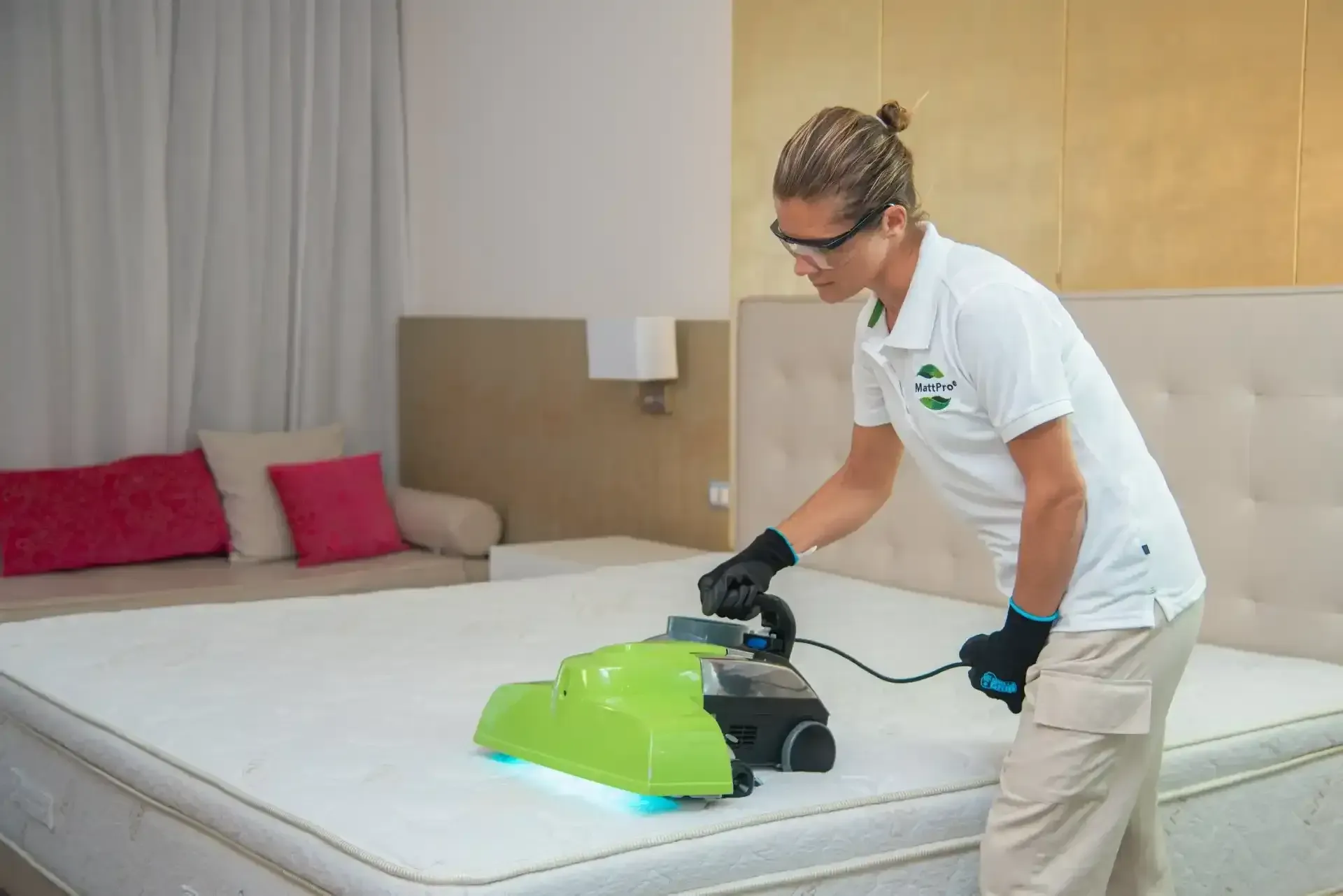 Desinfektion einer Matratze mit UV-C-Licht – MattPro® im professionellen Einsatz gegen Keime