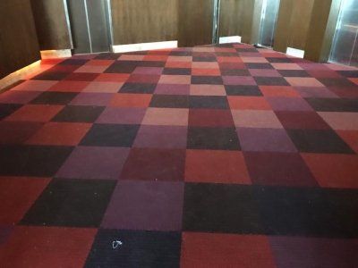 Verschmutzter Teppich vor der Reinigung im Hotel