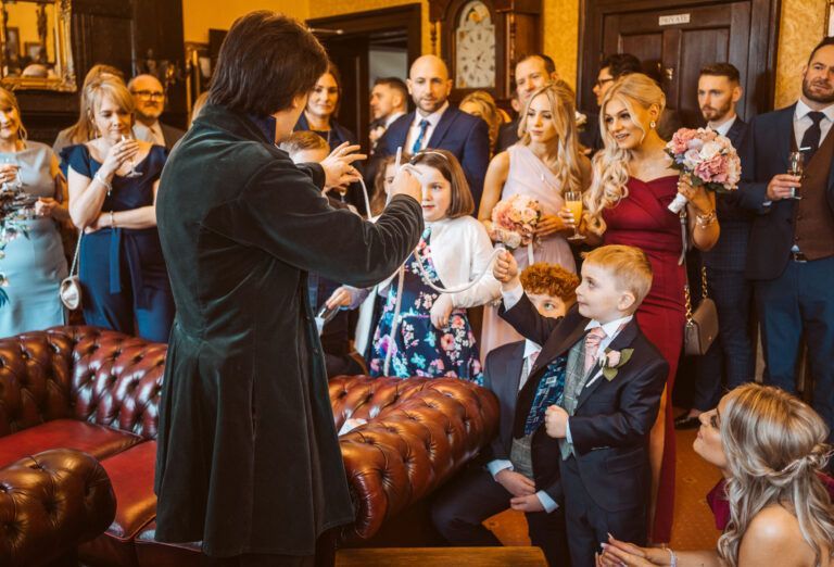 Gatling Magic – wedding magician entertaining guests