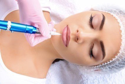 Permanent Make-Up Permanent Make-Up ist eine dauerhafte Schminkmethode für Augenbrauen, Lidstrich und Lippenkonturen