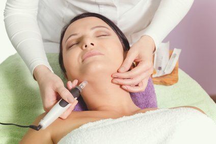 Micro-Needling Behandlung bei ästhetischen Hautproblemen wie Falten oder Pigmentflecken