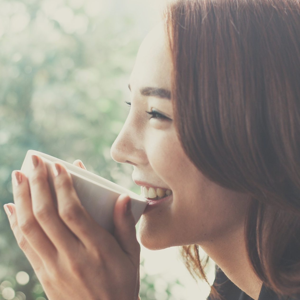 Stressmanagement entspannte Frau genießt das Leben