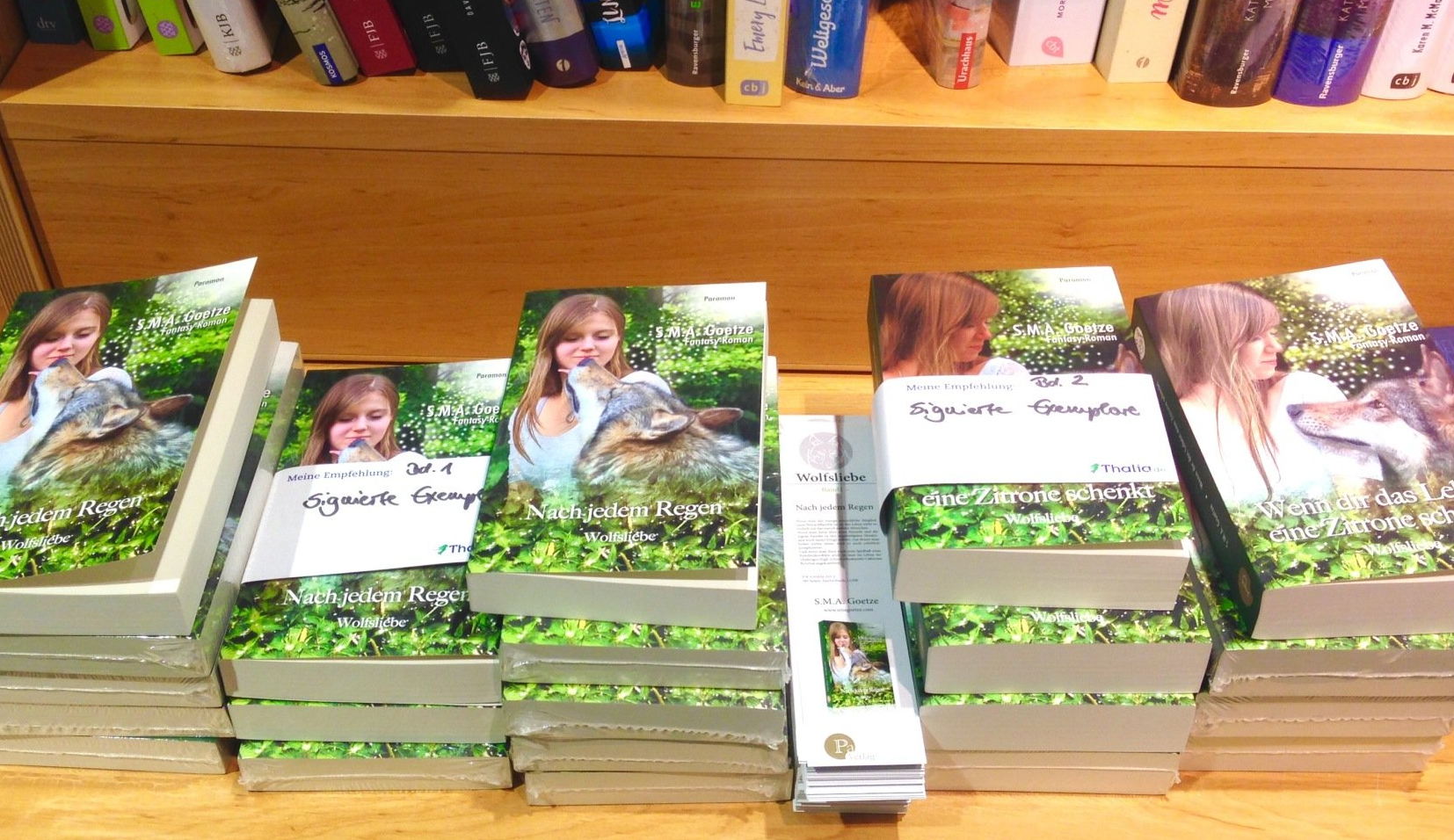 Signierte Exemplare der Wolfsliebe-Trilogie bei Thalia. Signierte Exemplare der Wolfsliebe-Trilogie bei Thalia. - Bücher, Trilogie, Fantasy, Romantasy, Werwolf, Buchladen, Buchhandlung, Schule, Schullektüre, Jugendbuch, Wolfsliebe.